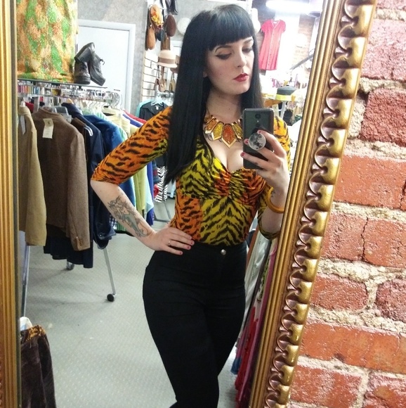 ⚡Hi there! I'm your Posher, Lindsey!⚡ - Picture 2 of 3